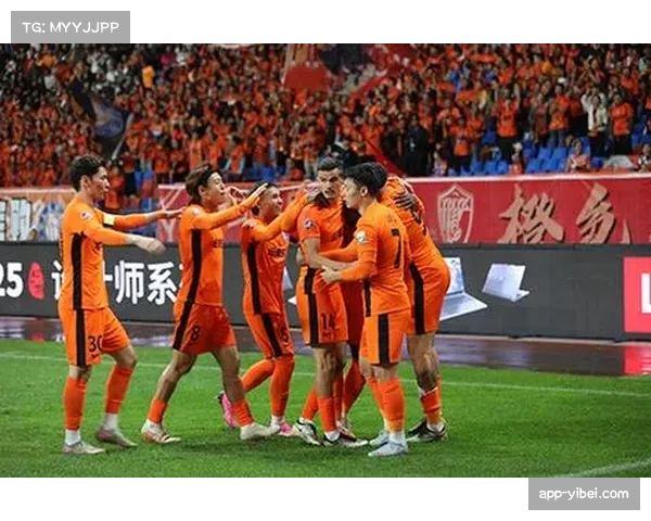 云南玉昆主场雨中作战,球迷橙色海洋燃动高原赛场 云南玉昆主场雨中作战,球迷橙色海洋燃动高原赛场