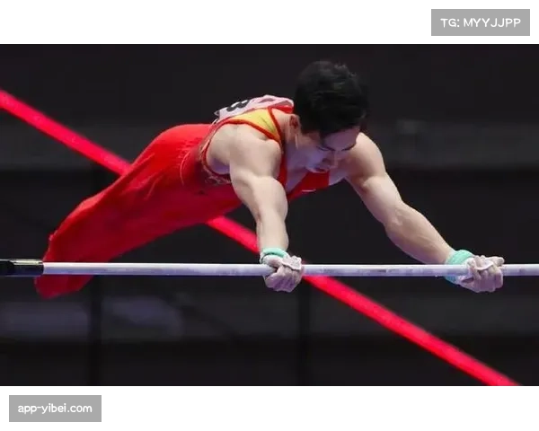 英国弗拉瑟尔单杠动作流畅,下法高难度G组后屈三周站稳 英国弗拉瑟尔单杠动作流畅,下法高难度G组后屈三周站稳