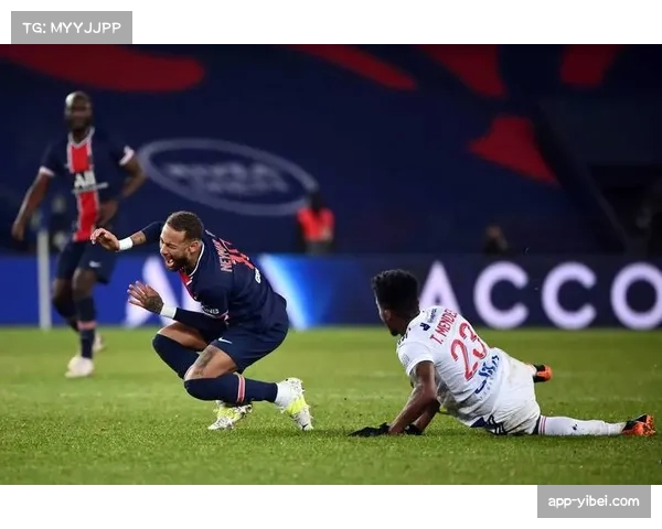 巴黎圣日耳曼5-0大胜背后的战术板：高位逼抢与边路突击的有效结合