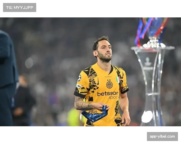 国米中场恰尔汗奥卢轻伤出战,赛后冰敷治疗 国米中场恰尔汗奥卢轻伤出战,赛后冰敷治疗